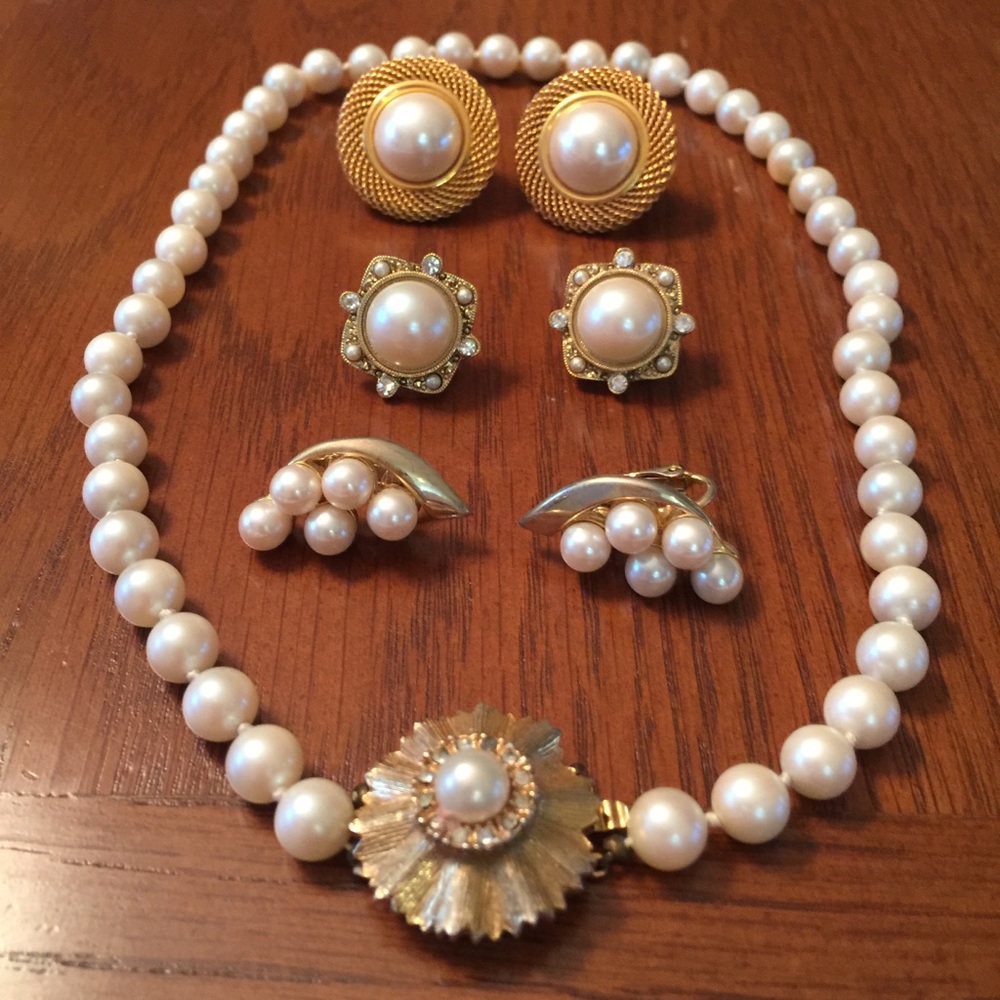 Faux goldstone pearl necklace and clip on earrings.
